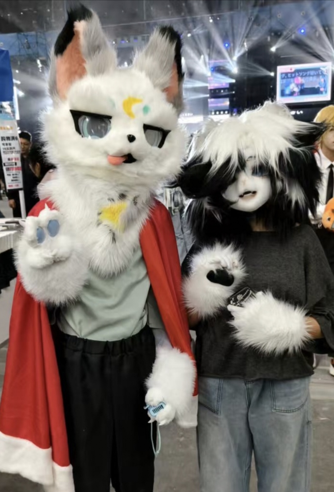 漫展现场的两位 Furry 装扮参与者合照